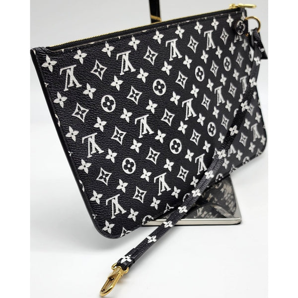 Louis Vuitton Giant Jungle MM Monogram Canvas Tote with Pochette | Like New Condition