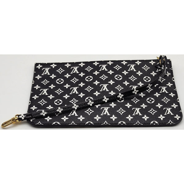 Louis Vuitton Giant Jungle MM Monogram Canvas Pochette in Like New Condition