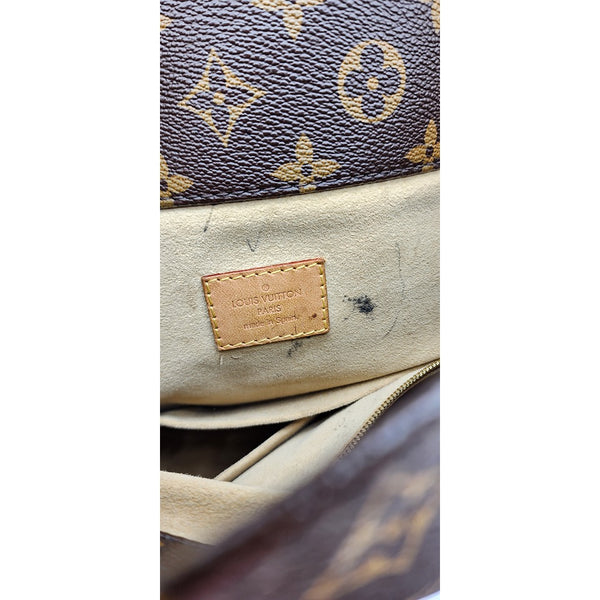 Louis Vuitton Artsy MM Monogram Canvas Hobo Bag in Excellent Condition