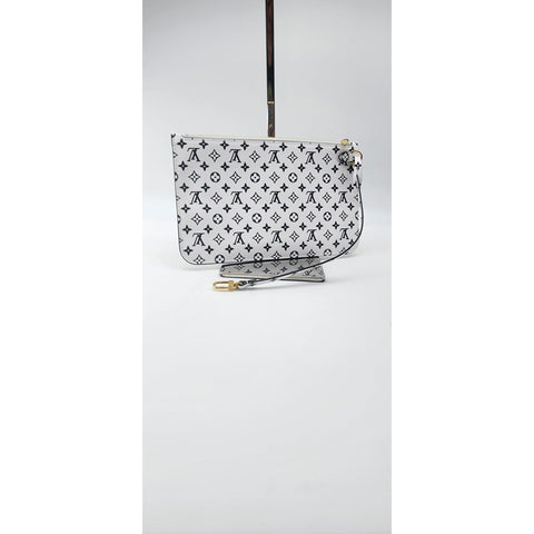 Louis Vuitton Neverfull MM Pochette in Monogram Canvas | Like New Condition