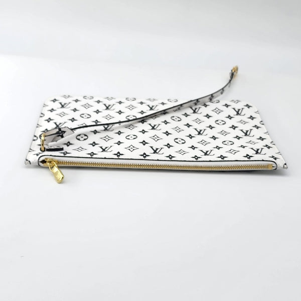 Louis Vuitton Neverfull MM Tote w/Pochette in Monogram Canvas | Like New Condition