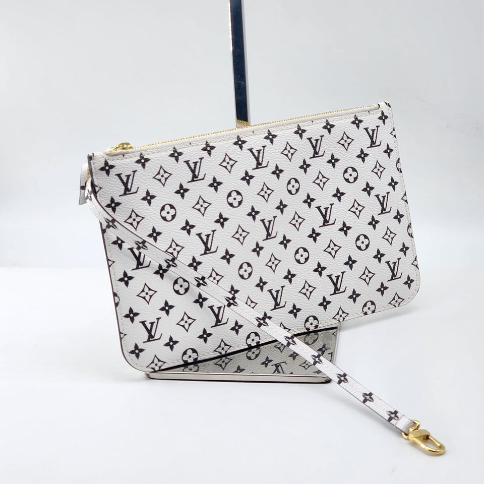 Louis Vuitton Monogram Giant MM Pochette In Like New Condition