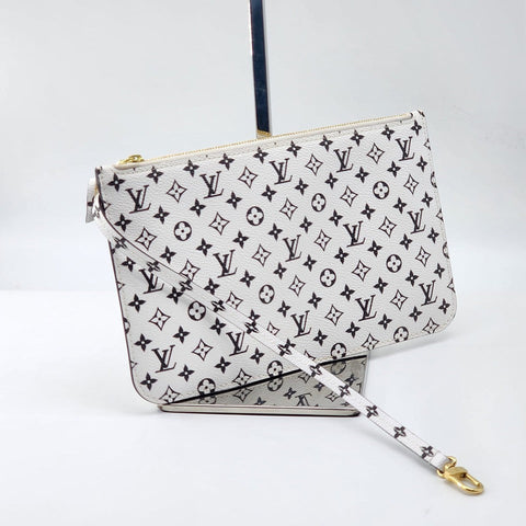 Louis Vuitton Monogram Giant MM Pochette In Like New Condition