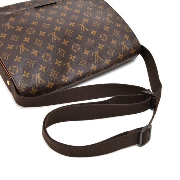 Louis Vuitton Beaubourg MM Monogram Canvas Messenger Bag