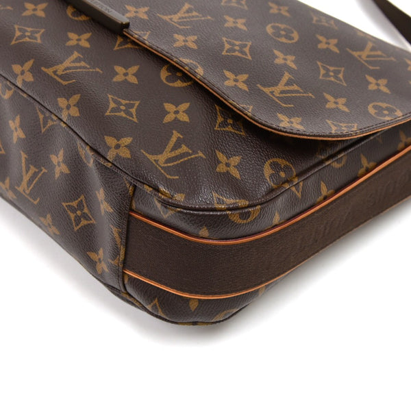 Louis Vuitton Beaubourg MM Monogram Canvas Messenger Bag