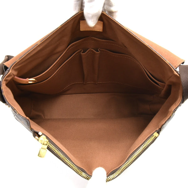 Louis Vuitton Beaubourg MM Monogram Canvas Messenger Bag