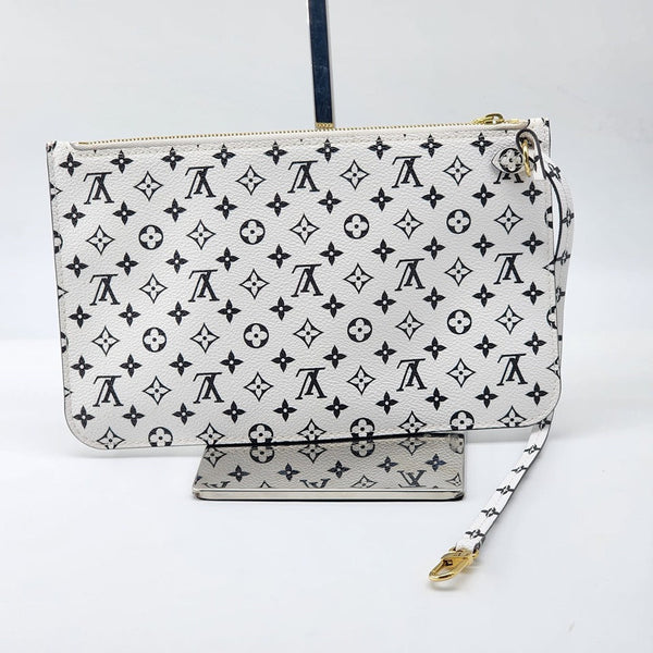 Louis Vuitton Monogram Giant MM Pochette In Like New Condition