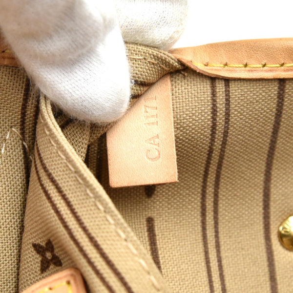 Louis Vuitton Neverfull MM Monogram Canvas Shoulder Tote Bag